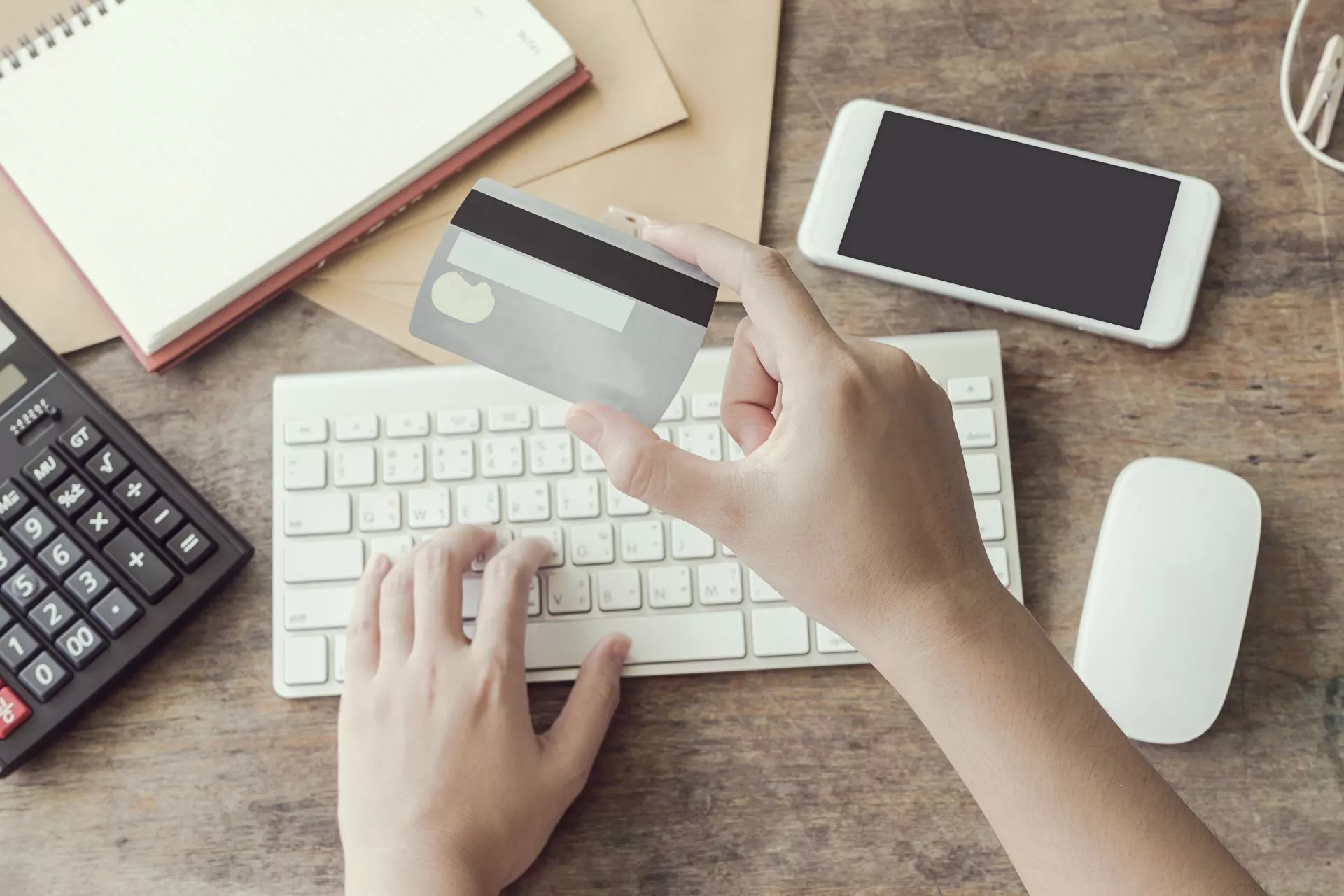 202602094899.webp 使用平板與信用卡進行線上刷卡換現金操作示意,說明授權成功後仍可能遇到延後入帳、銀行風控審核與交易取消風險