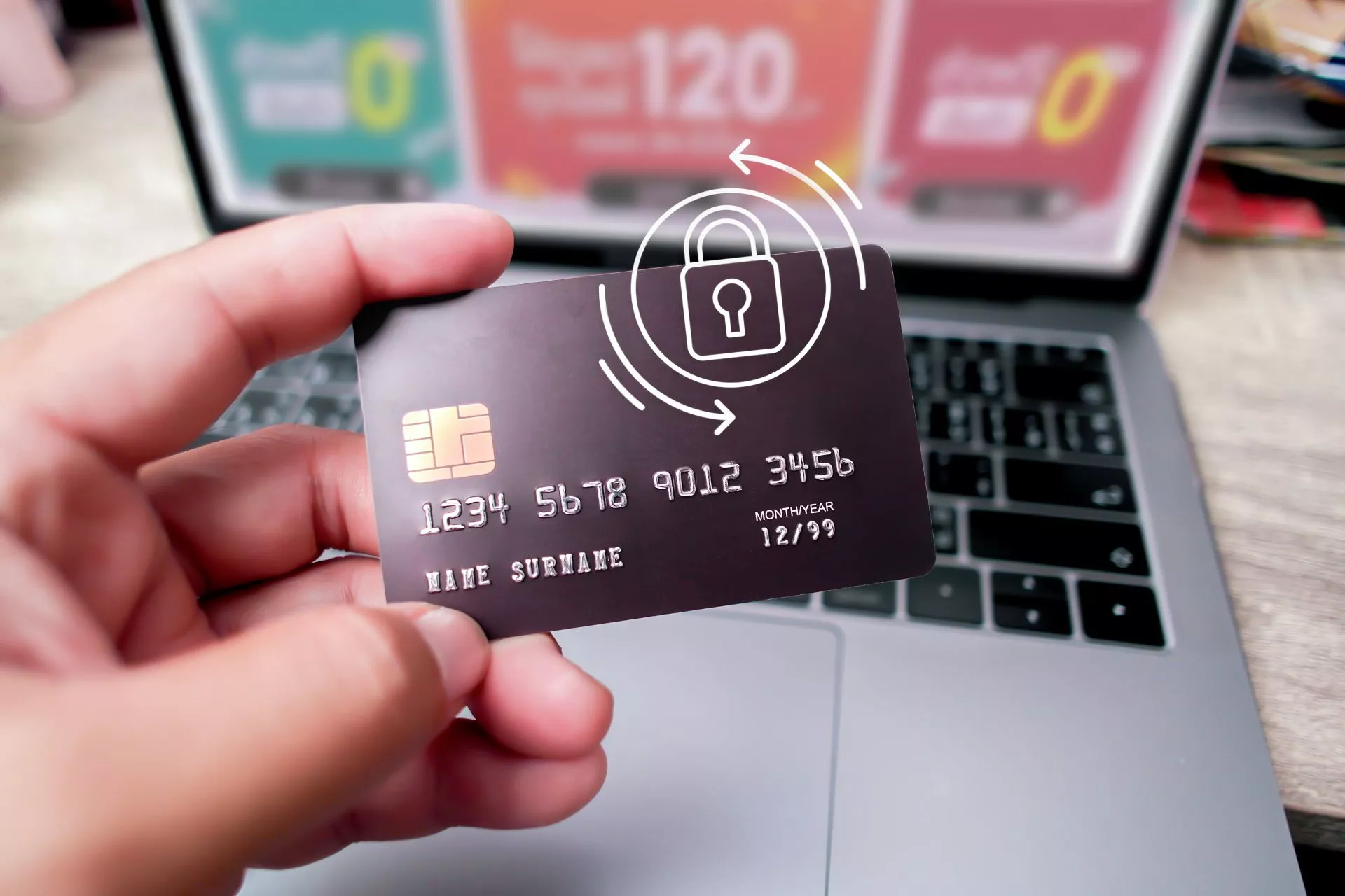 202602106939.webp 手持信用卡進行線上刷卡換現金示意圖,搭配電腦畫面顯示交易與安全鎖圖示,說明銀行風控、交易驗證與線上刷卡換現金風險管理情境
