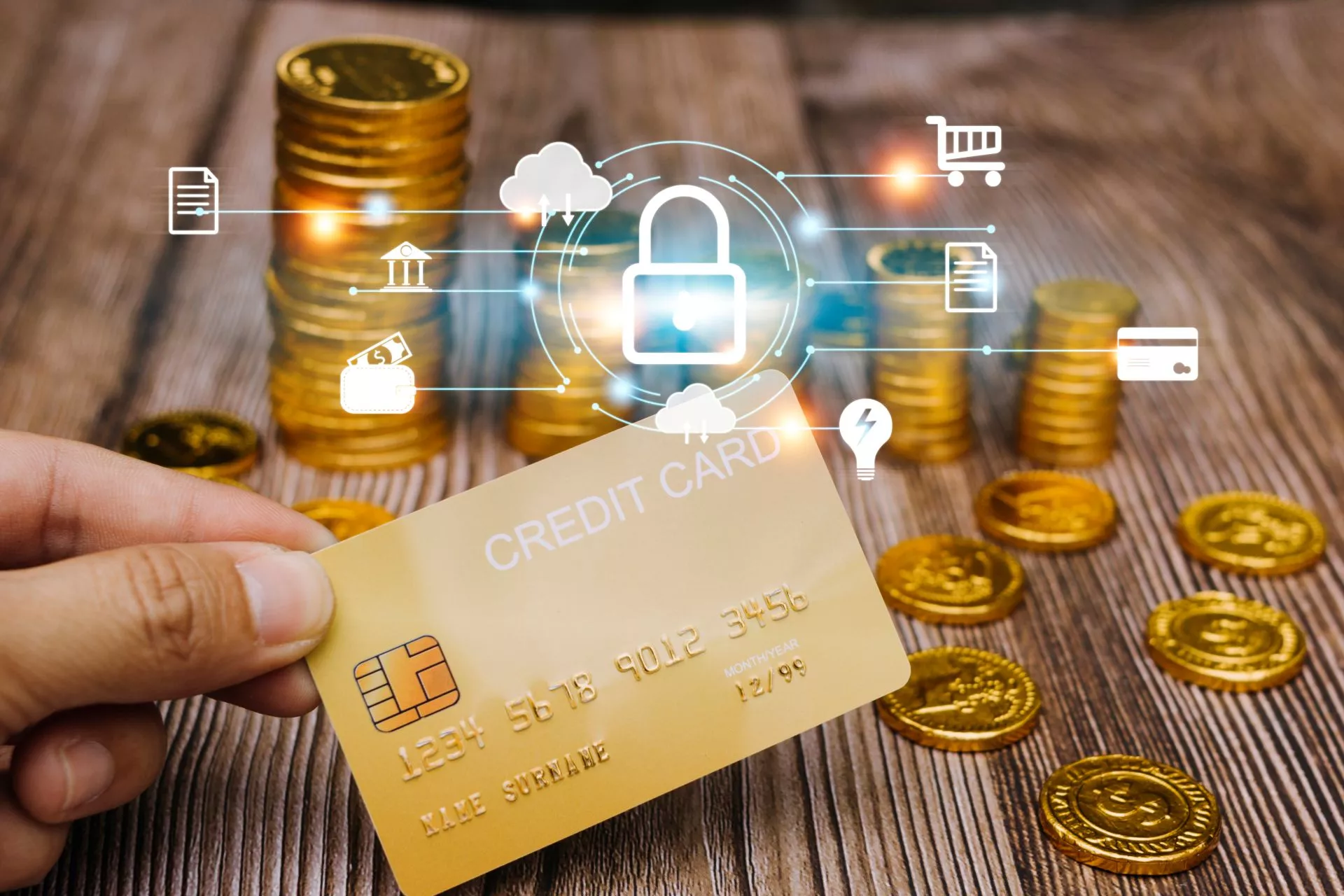 手持信用卡搭配金幣堆疊與數位鎖頭圖示的合成畫面，象徵信用卡支付安全、資金管理與金融科技防護機制，呈現數位金融與資安風險控管的概念意象。
