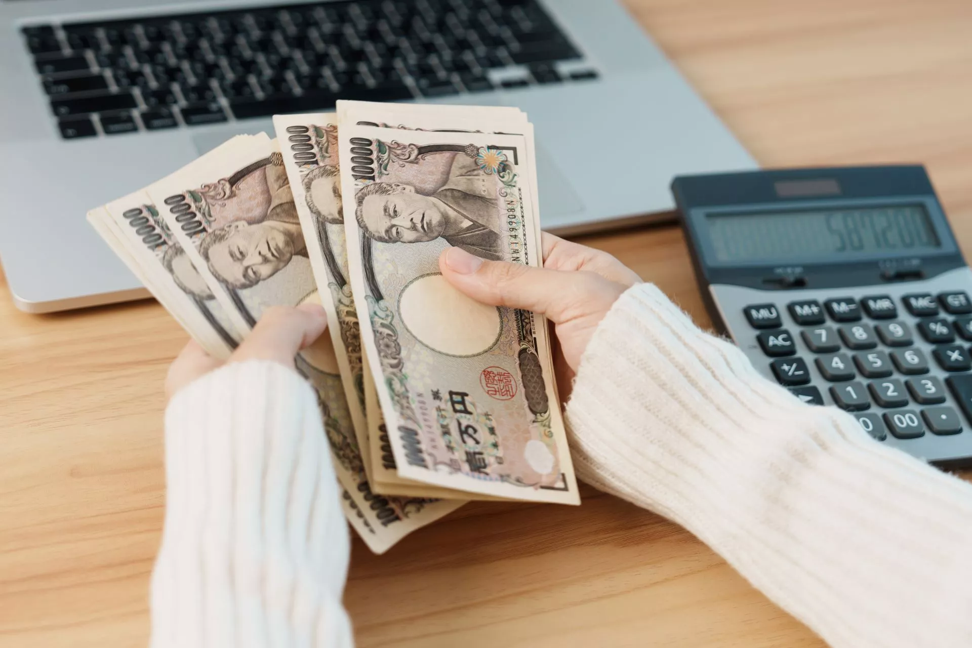 線上刷卡換現金費用與實拿金額試算，手持現金搭配計算機確認資金週轉金額